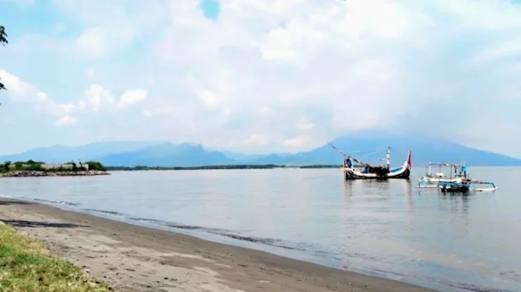 Pantai Sedulur Situbondo: Hidden Gem Tenang dengan View Laut dan Gunung