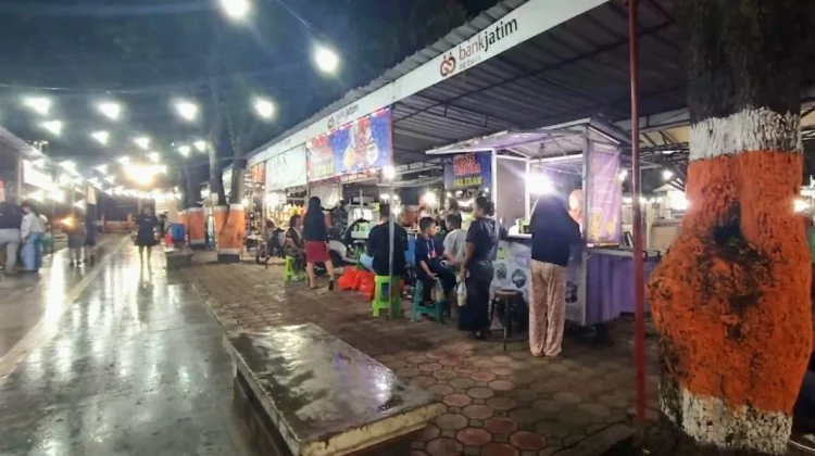 Wisata Kuliner Malam di Pujasera Alun-Alun Situbondo