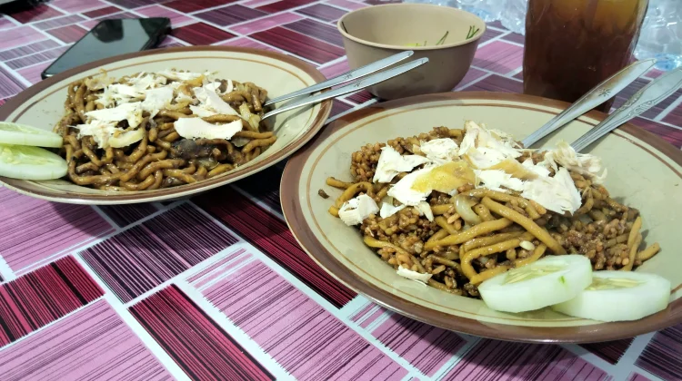 Kuliner Legendaris Situbondo: Nasi dan Mie Goreng Pak Maksum