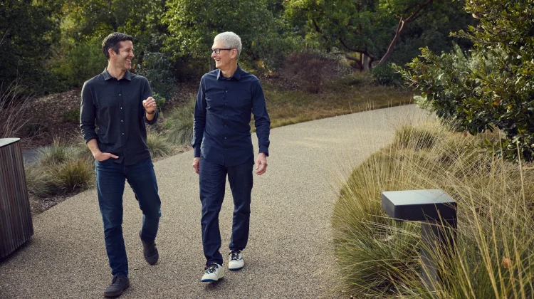 Pemimpin Apple Resmi Berganti, Tim Cook Jadi Chairman