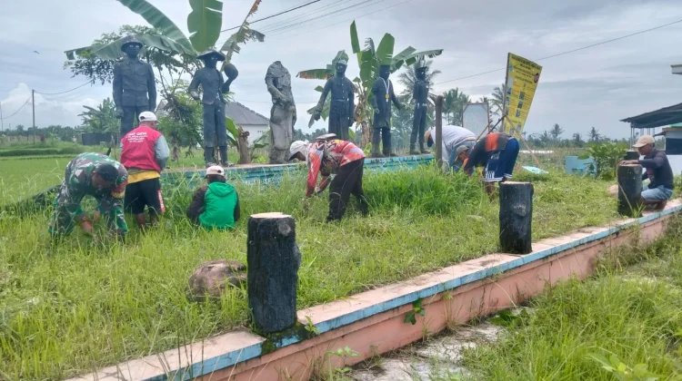 Warga Pasrujambe Bersihkan dan Merawat Monumen dan Patung Pahlawan