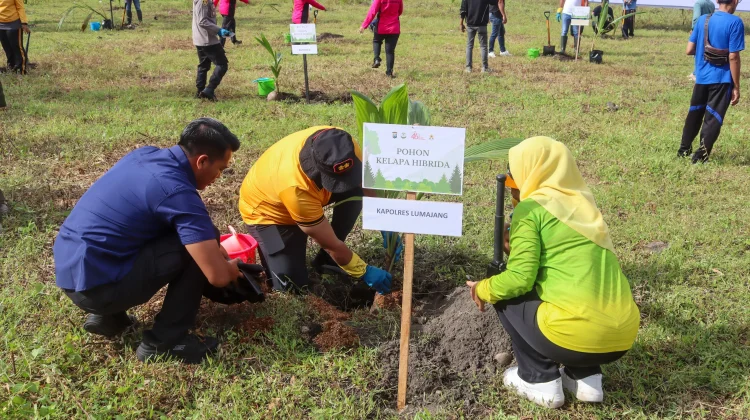Pengurus Bhayangkari Lumajang Gelar Penghijauan Peringati Hari Bumi