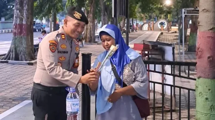 Hari Kartini, Polisi Bagikan Bunga kepada Perempuan Hebat