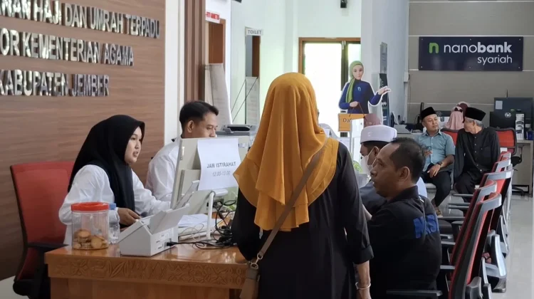 Kemenhaj Jember Bagikan 2.300 Koper Haji ke Calon Jemaah