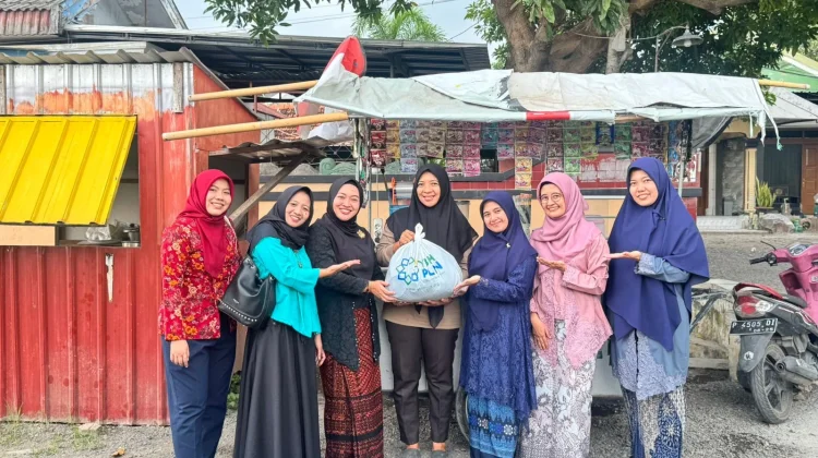 Karyawati PLN Bagi Sembako Peringati Hari Kartini