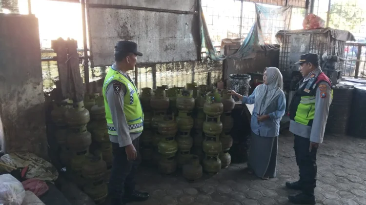 Polsek Ranuyoso Cek Stok LPG 3 Kg, Pasokan Turun 50 Persen