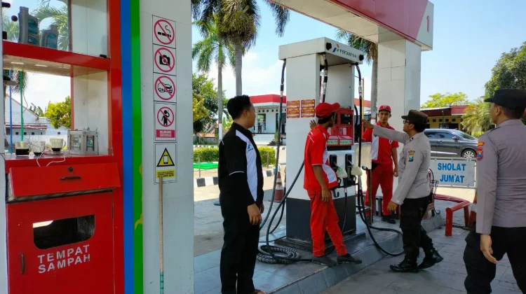 Polisi di Tempeh Lumajang Pantau Pendistribusian BBM