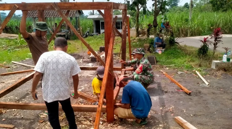 Warga Bangun Poskamling Tingkatkan Keamanan Lingkungan