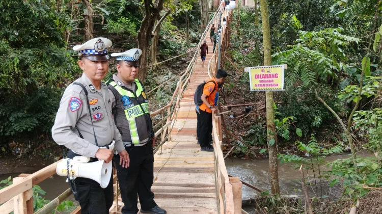 Jembatan Darurat Nyaris Ambruk, Warga Dilarang Melintas