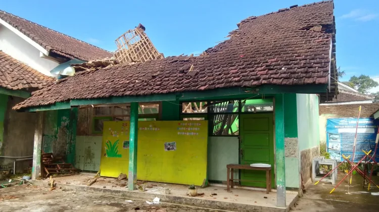 Atap Sekolah Ambruk, Kades: Sudah Usul Perbaikan