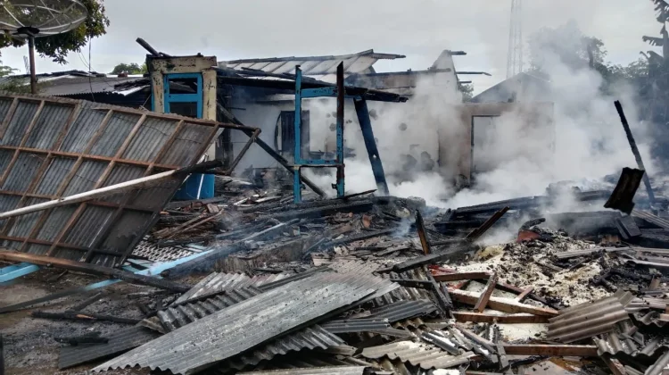 Tiga Rumah Terbakar, Kondisinya Rusak Total