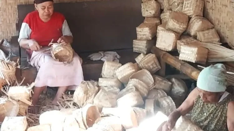 Kenaikan Harga Plastik, Pesanan Besek Bambu Naik