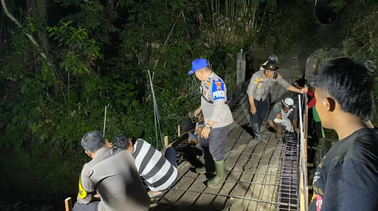 TNI/Polri bersama Masyarakat Bangun kembali Jembatan Merah Putih
