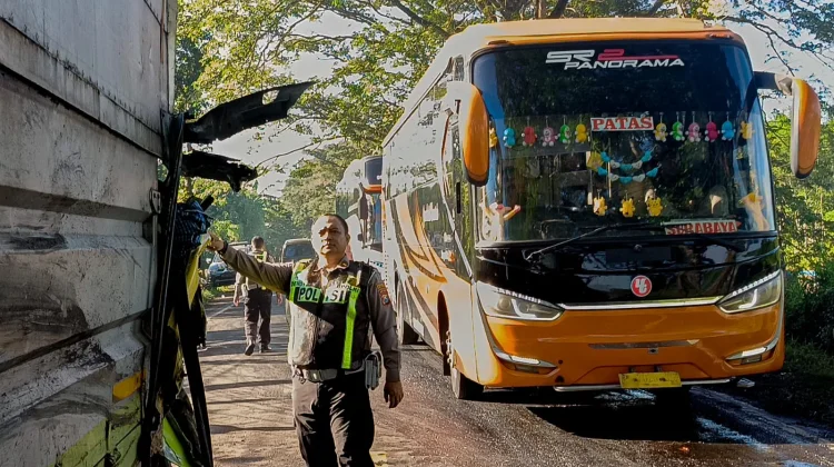 Kecelakaan Beruntun di Lumajang Libatkan 3 Kendaraan