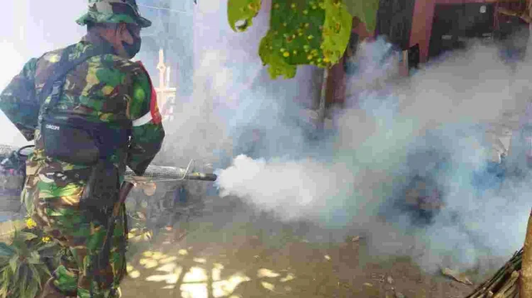 TNI  Dampingi Warga Fogging Cegah DBD di Candipuro