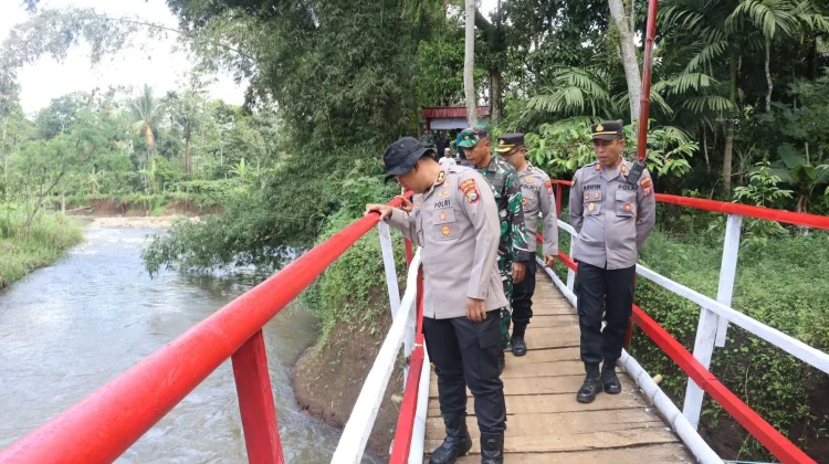 Warga Desa Tiris Probolinggo Senang Akses Jembatan Lancar