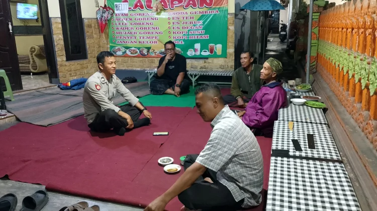 Polsek Pasirian Tingkatkan Kemanan Melalui Siskamling