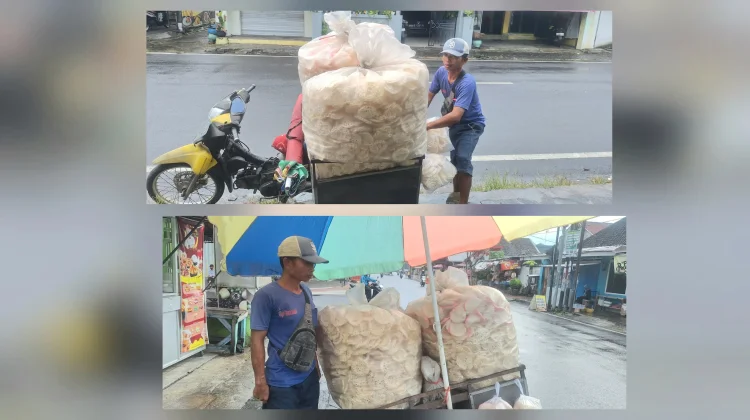 Harga Bahan Pokok Naik, Pedagang Kerupuk Keliling Terpaksa Naikkan Harga Jual
