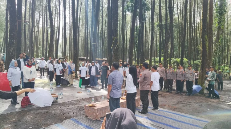 Pemerintah Lumajang Gelar Outbond Peringati Hari Buruh