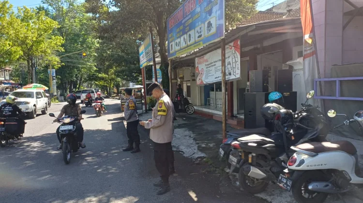 Polisi Kawal Pemberangkatan Jamaah Haji Lumajang