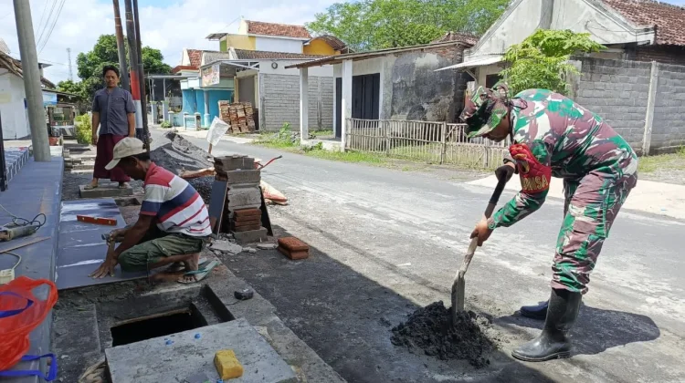 TNI Bantu Warga Bangun Masjid di Kebonsari Lumajang