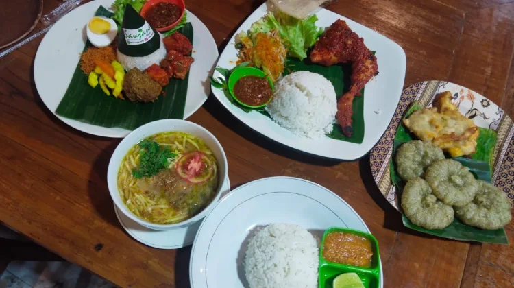 Sego Berkat Unik di Saujana Cafe Lumajang