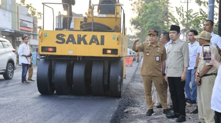 Bupati Fawait Tinjau Perbaikan Jalan Provinsi di Kencong