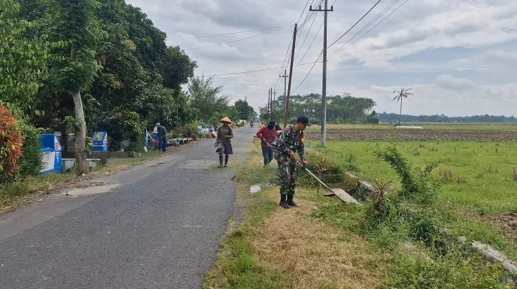 Sambut Tradisi Unduh-Unduh, TNI dan Warga Bersihkan Saluran Irigasi