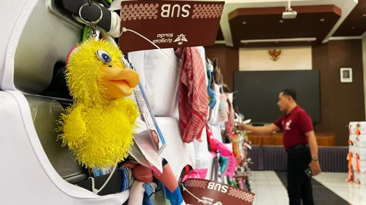 CJH Banyuwangi Tandai Koper dengan Boneka dan Sandal