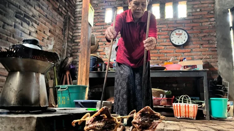 Warung Sapu Jagad Andalkan Kayu Bakar demi Rasa Autentik