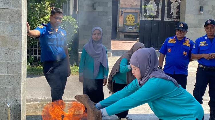 Damkar Bondowoso Latih Penanganan Kebakaran di Klinik Al Fatih