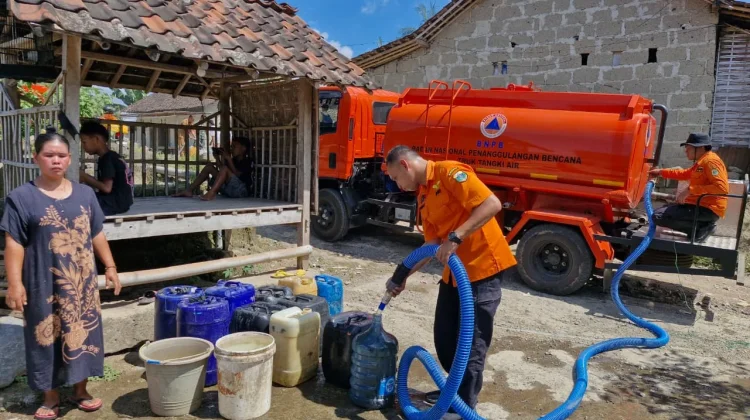 BPBD Bondowoso Salurkan Air Bersih ke Desa Kekeringan