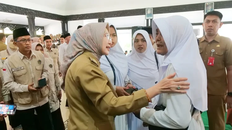 Kebersamaan Mengiringi Keberangkatan 1.258 Jemaah Haji Lumajang