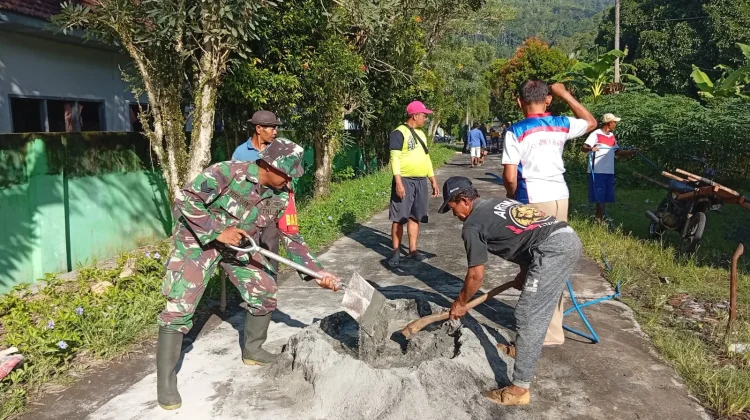 TNI dan Warga Tambal Jalan Rusak di Lumajang