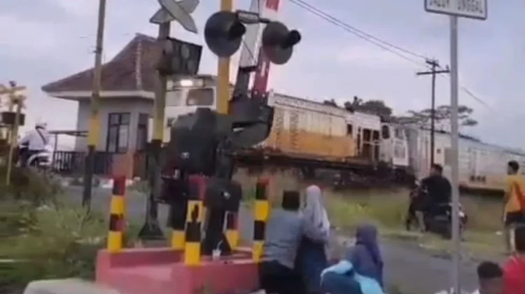Pengendara Motor Tewas Tertemper KA Sangkuriang