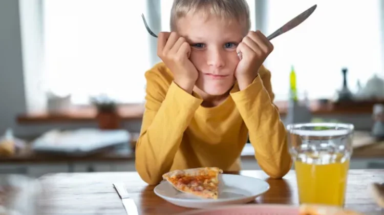 Hindari Ucapkan "Habiskan Makananmu" ke Anak, Cari Kata Pengganti Terbaik
