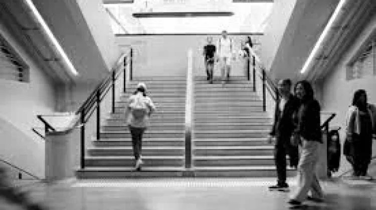 Sering jalan di kantor dan naik tangga, apakah sudah termasuk olahraga?