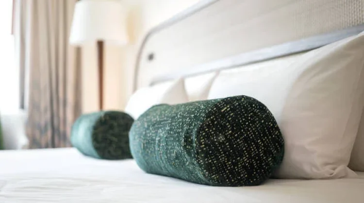 Mengapa Tak Ada Guling di Kamar Hotel?