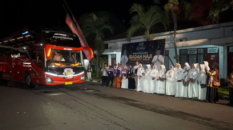 Bupati dan Wakil Bupati Lumajang Lepas Para Jamaah Haji