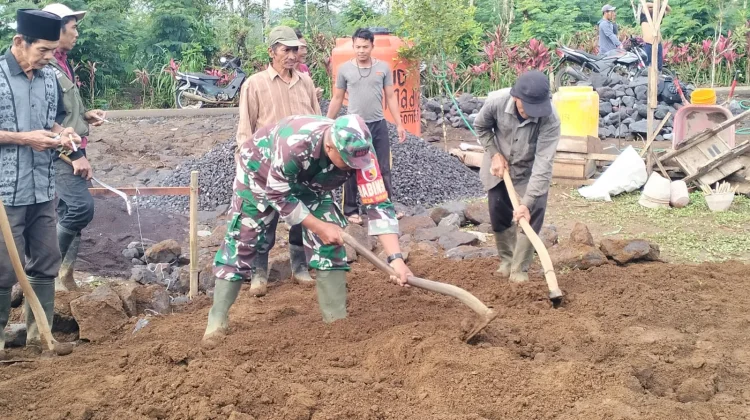 TNI Turut Gotong Royong Bangun Masjid Warga Gucialit