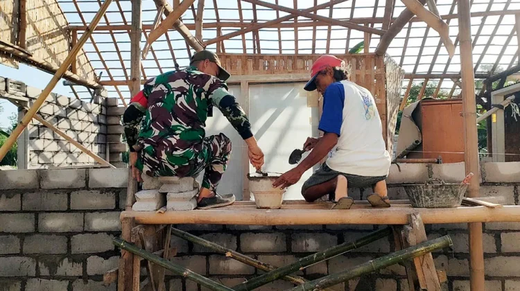 TNI dan Warga Bangun Rumah Layak Huni