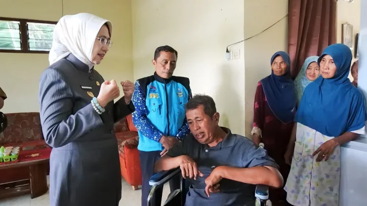 Kursi Roda untuk Warga Rentan