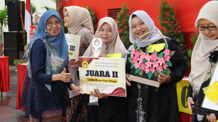 DWP Polije Sulap Sampah Plastik Jadi Hiasan Bernilai Seni
