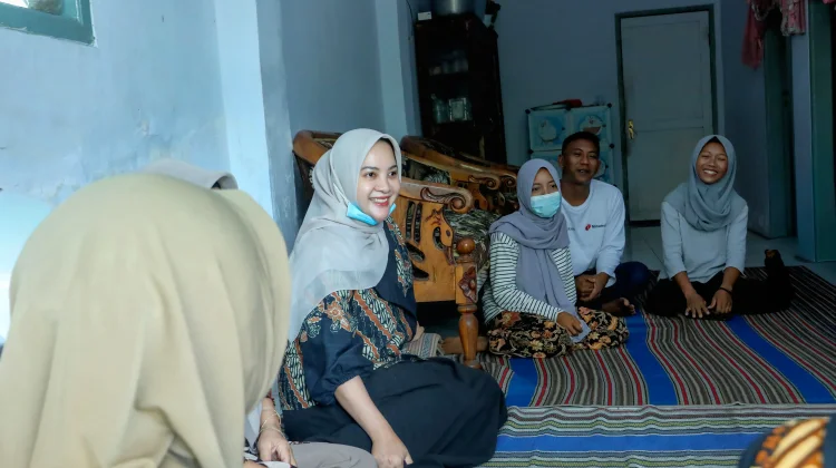 Dewi Natalia Perkuat Semangat Kepedulian Sosial bagi Warga Klakah Utara