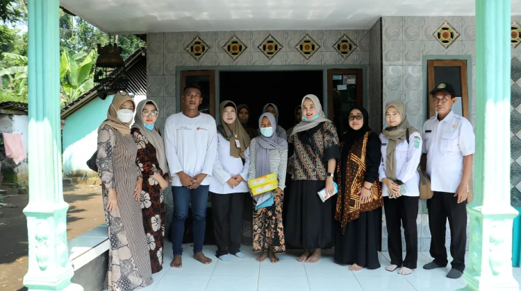 Dewi Natalia Perkuat Semangat Kepedulian Sosial bagi Warga Klakah Utara