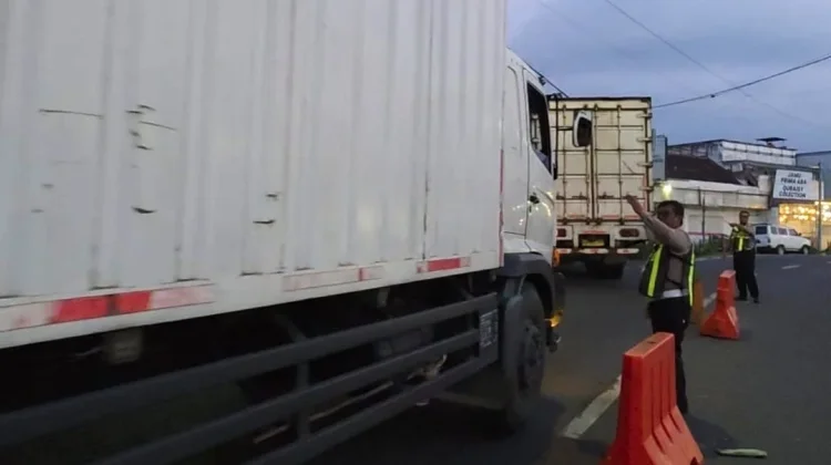 Cuaca Buruk Selat Bali Sebabkan Antrean Kendaraan di Ketapang