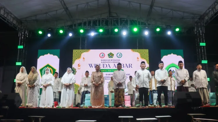 Ribuan Siswa MI Ikuti Wisuda Akbar di Stadion Semeru