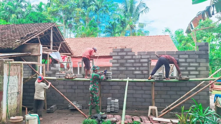 Gotong Royong TNI dan Warga Bangun Rumah Layak Huni di Papringan Klakah Lumajang