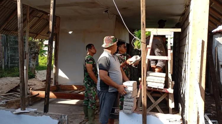 Koramil Lumajang dan Warga Gotong Royong Bangun Rumah Tidak Layak Huni