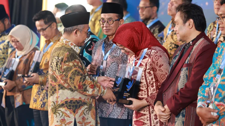 Mendikdasmen Beri Dua Penghargaan untuk Banyuwangi